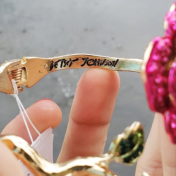 NWT Betsey Johnson Rose Hinged Bangle Bracelet, gold toned - Picture 11 of 17